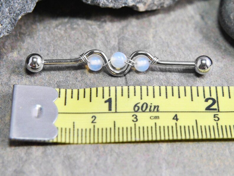 Opalitpärlad trådlindad industriell stång, svart IP 14g 38 mm 316L kirurgiskt stål, opaliserande opalpärlad vågig broskstång bild 4