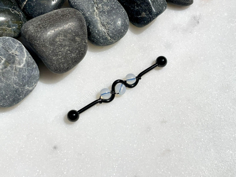 Opalitpärlad trådlindad industriell stång, svart IP 14g 38 mm 316L kirurgiskt stål, opaliserande opalpärlad vågig broskstång bild 1