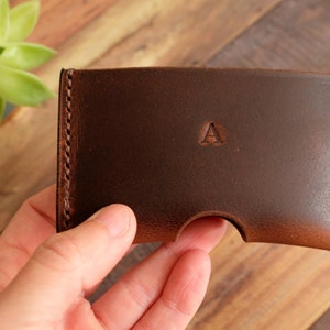 Personalisierter Visitenkartenhalter aus Leder - Schlankes, minimalistisches Design - Brieftasche für die Vordertasche - 8 Lederfarben zur Auswahl