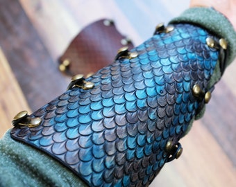 Bracciale in pelle tinta a mano con scaglie di drago, parabraccio per gioco di ruolo dal vivo, cosplay fantasy, costume di Halloween per la festa del papà