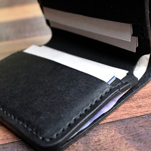 Cartera de cuero negra personalizada, tarjetero plegable hecho a mano, regalo para padrinos de boda, día del padre imagen 6