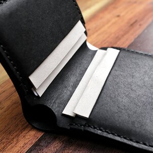 Cartera de cuero negra personalizada, tarjetero plegable hecho a mano, regalo para padrinos de boda, día del padre imagen 7