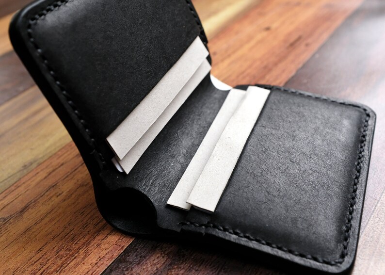 Cartera de cuero negra personalizada, tarjetero plegable hecho a mano, regalo para padrinos de boda, día del padre imagen 7