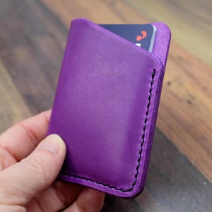 Cartera de cuero morada personalizada para tarjetas, tarjetero con bolsillo frontal delgado, billetera minimalista con bolsillo frontal