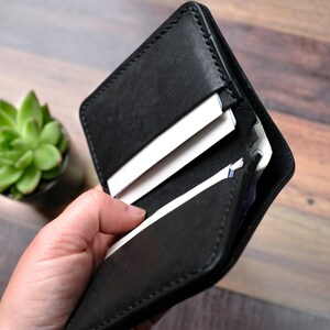 Cartera de cuero negra personalizada, tarjetero plegable hecho a mano, regalo para padrinos de boda, día del padre imagen 2