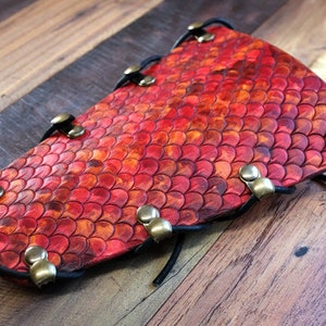 Brazalete de escamas de dragón de cuero rojo teñido a mano, protector de brazo para juegos de rol, disfraz de alta fantasía para Halloween, día del padre