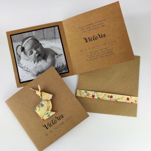 Anuncio de nacimiento - invitación de bautismo - conejo de origami en flores de papel japonés amarillo foto kraft artesanal
