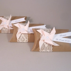 Boîte à dragées kraft dentelle mariage + moulin à vent rose pâle - cadeau de remerciement invités  anniversaire, baptême, mariage