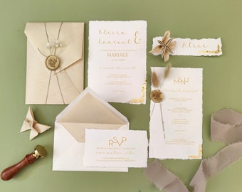 Puede incluir: Un conjunto de papelería de boda con un tema rústico y elegante. La invitación presenta los nombres "Olivia & Laurent" en escritura dorada, con la palabra "MARIAGE" debajo. La tarjeta RSVP dice "RSVP, save the date 17 January 2021, our website".