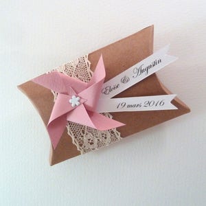 Boîte à dragées pillow kraft dentelle + moulin à vent vieux rose - cadeau de remerciement invités  anniversaire, baptême, mariage