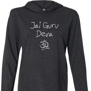 Puede incluir: Una sudadera con capucha de manga larga de color gris oscuro con el texto "Jai Guru Deva" y un símbolo Om en blanco.