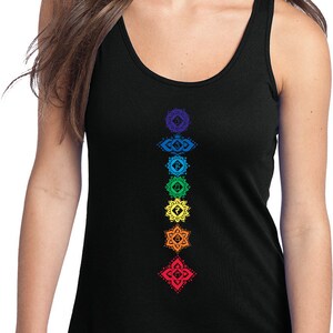 Puede incluir: Camiseta de tirantes negra con un diseño vertical de siete chakras de colores, cada uno con un patrón de mandala.