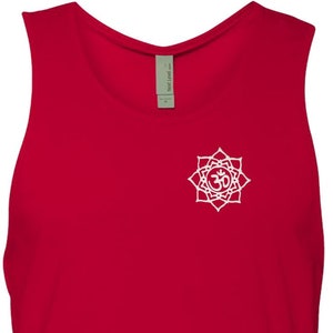 Puede incluir: Un tanque rojo con un símbolo Om blanco dentro de un diseño de mandala.