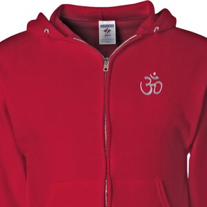 Peut inclure: Sweat-shirt à capuche rouge avec un symbole Om brodé en blanc sur la poitrine.