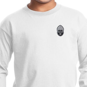 Op de afbeelding: Witte longsleeve t-shirt met een klein geborduurd Boeddha-gezicht op de linker borst.