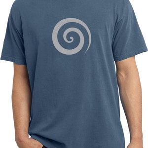 Puede incluir: Una camiseta azul denim con un diseño de espiral gris en la parte delantera.