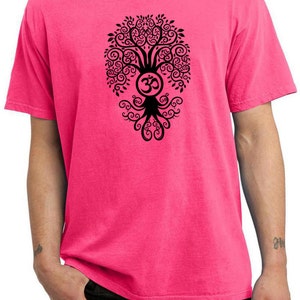Puede incluir: Una camiseta rosa con un diseño de árbol de la vida negro con un símbolo Om en el centro.