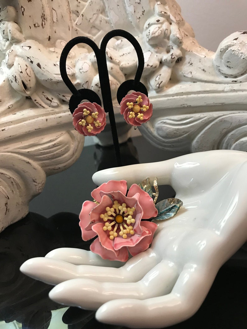 Unmarked Vintage Enamel Flowers Demi Parure Brooch /& Clip Earring Set 1960/'s Pink Floral Costume Jewelry Enamel Pin and Earrings