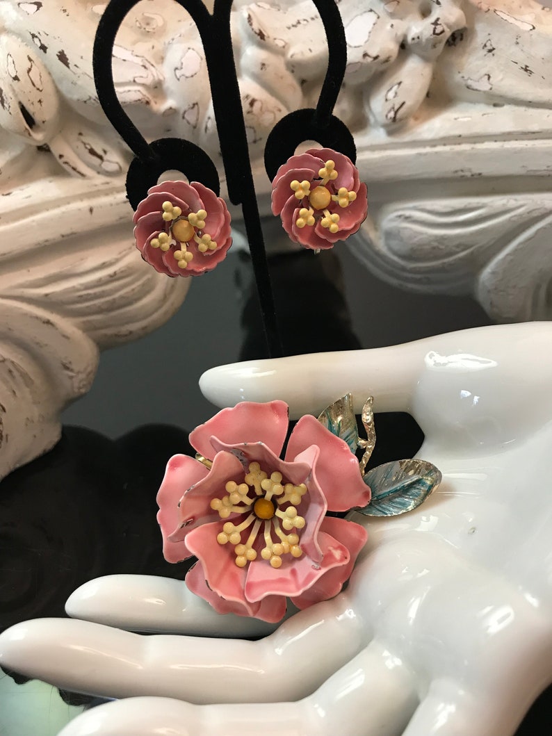 Unmarked Vintage Enamel Flowers Demi Parure Brooch /& Clip Earring Set 1960/'s Pink Floral Costume Jewelry Enamel Pin and Earrings