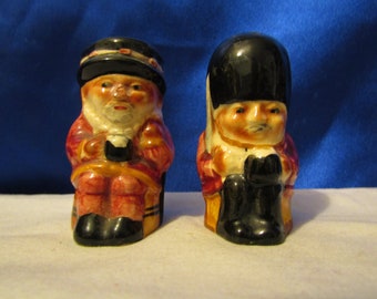 vintage Shorter & Sons Pottery Salt and Pepper Shakers « Beefeater Guard et Tower of London Guard »