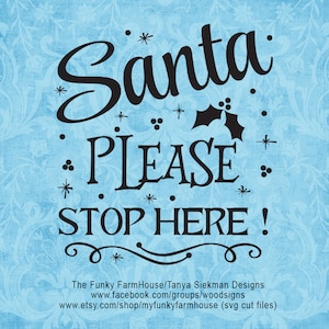 Può includere: Uno sfondo blu con un motivo floreale e le parole nere "Santa PLEASE STOP HERE!". Il design include stelle decorative e agrifoglio. Il testo in basso include informazioni sul sito web.