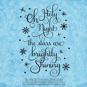 Può includere: Sfondo azzurro chiaro con motivo floreale e le parole "Oh Holy Night the stars are brightly shining" in elegante scrittura nera. Fiocchi di neve e punti neri sono sparsi intorno al testo.