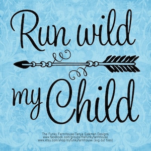 Può includere: Un design a freccia nera con le parole "Run wild my Child" in un carattere decorativo. Il testo è su uno sfondo azzurro con un motivo floreale. Il logo e le informazioni del sito web di The Funky FarmHouse sono in basso.