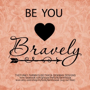 Puede incluir: Un fondo color melocotón con un patrón floral presenta las palabras "BE YOU" sobre un corazón negro y la palabra "Bravely" en cursiva. Un diseño de flecha negra está debajo de la palabra "Bravely".