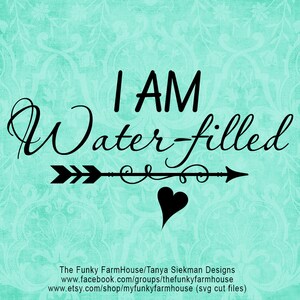 Puede incluir: Fondo turquesa con un patrón floral y el texto "I AM Water-filled" en negro. Una flecha y un corazón negros están debajo. El nombre "The Funky FarmHouse/Tanya Siekman Designs" está en la parte inferior.
