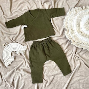 Muslin Baby wrap blouse and pants set Moss green, Organic cotton newborn outfit, Gender neutral baby Summer outfit, Choose your color