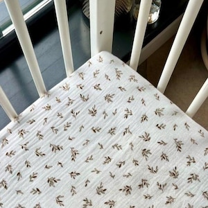 Sábana de cuna neutra, ropa de cama de muselina orgánica para bebé con estampado botánico, sábana ajustable de algodón de tamaño personalizado para guardería, cuna/minicuna