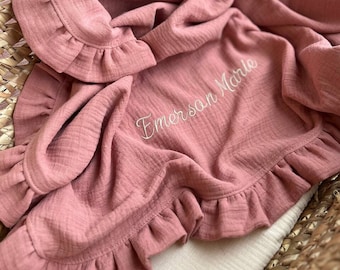 Personalisierte Baby-Decke aus Bio-Musselin: Gestickter Name Rüschen-Pucktuch