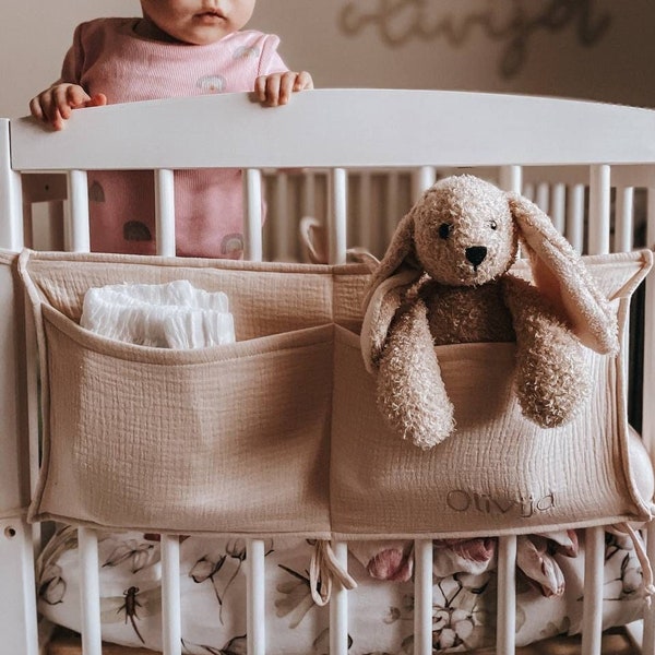 Pochette avec nom pour lit de bébé, Organiseur de lit de bébé personnalisé en mousseline, Pochette de rangement, 9 couleurs disponibles, Idée cadeau nouveau-né