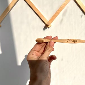 Escova de dentes infantil de bambu gravada, personalizada com nome, pequeno presente para criança, primeira escova de dentes + carta da fada do dente | Presente ecológico