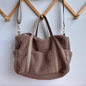 Teddy Tote Bag with Pockets – Brown Sherpa Shoulder Bag with Adjustable Strap – Cozy Fleece Weekender Bag – Winter Travel Tote