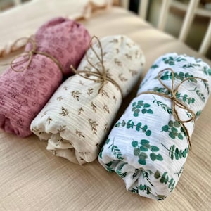 Sábana de muselina orgánica para cuna de bebé con estampados botánicos, sábana ajustable de algodón a medida para cuna, cuna pequeña o cambiador.