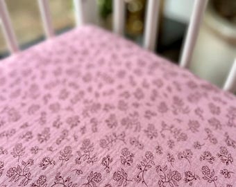 Prześcieradło do łóżeczka z kwiatowym wzorem: Organiczna muślinowa pościel dla niemowląt, nadruk botaniczny