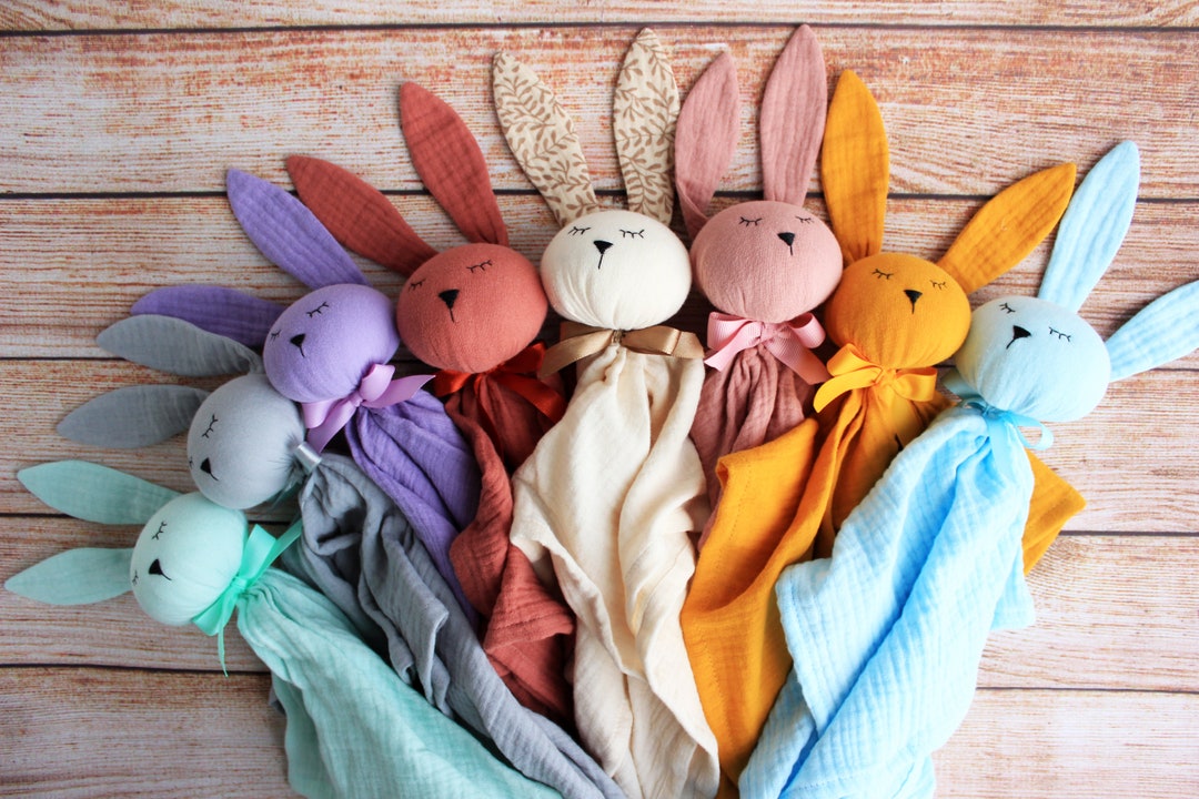 パーソナライズされたオーガニックモスリンのバニーラブリー：刺繍入り