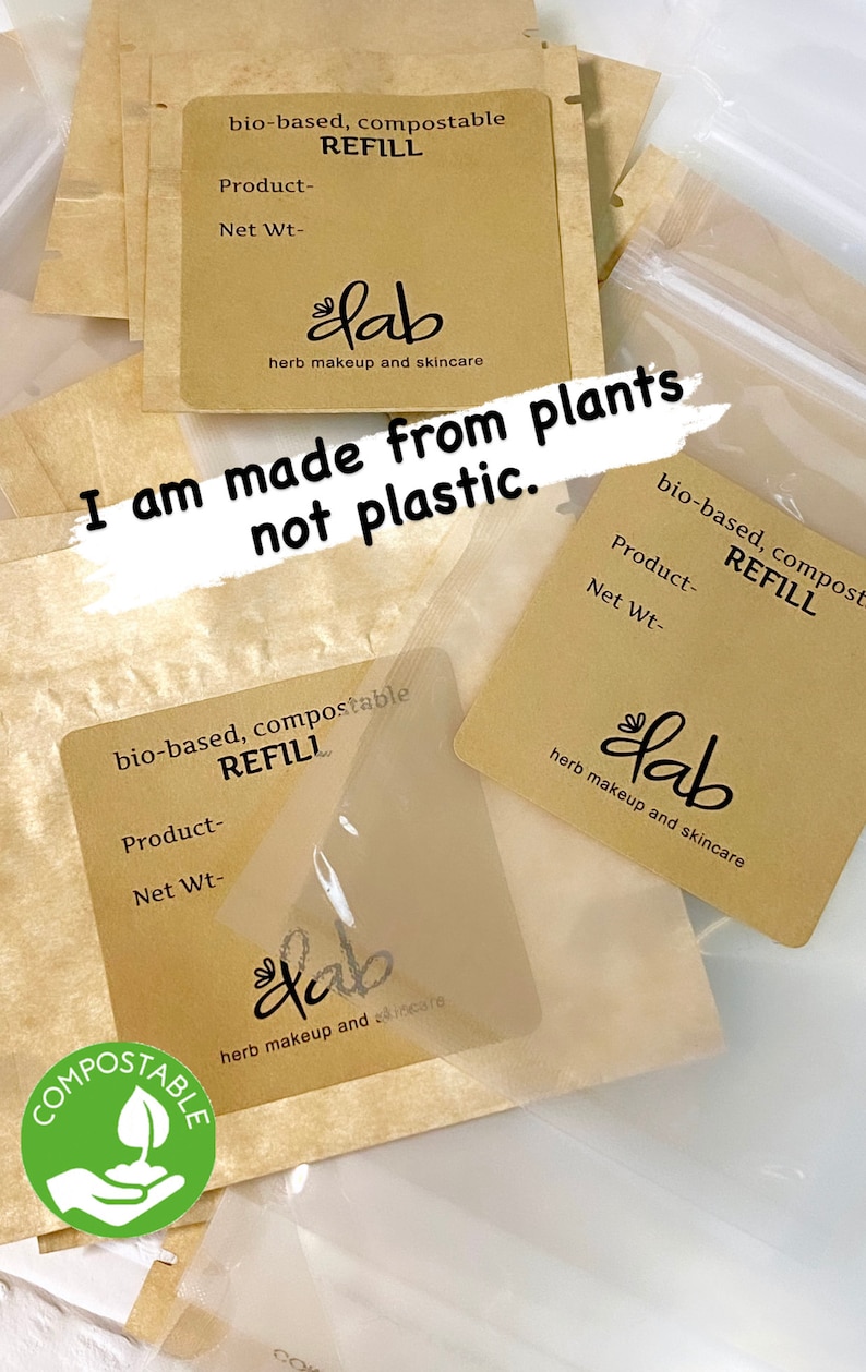 Pu&ograve; includere: Primo piano di un sacchetto di carta marrone con un'etichetta che recita "bio-based, compostable REFILL" e "lab herb makeup and skincare". Il sacchetto &egrave; etichettato "COMPOSTABLE" con un'icona di foglia verde. Il testo "I am made from plants not plastic." &egrave; scritto sul sacchetto.