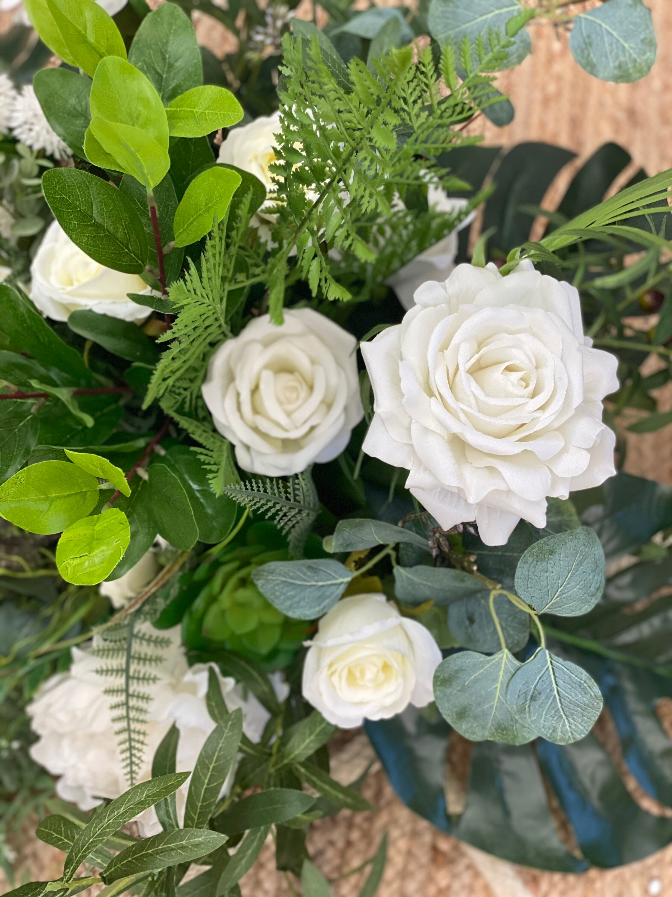 Pieza arbour con vegetación junto con flores de color neutro | Etsy