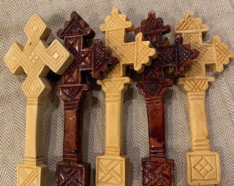 エチオピアの手彫りの木製コプト十字架 - 聖母子と天使のアイコン