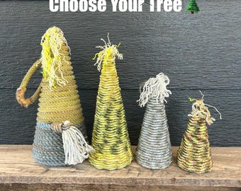 Könnte beinhalten: Vier kegelförmige Dekobäume aus gewickeltem Seil in verschiedenen Gelb-, Grün- und Grautönen. Der Text darüber lautet Sold Individual Choose Your Tree. Jeder Baum hat eine Spitze aus ausgefranstem Garn und eine strukturierte Seiloptik.