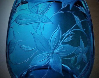 Vase floral bleu, Vase bleu, Vase floral, Gravé à la main, Vase soufflé à la main, Vase, Art en verre, Verre d’art, Centre de table, Verre chaud Orbix, Décoration intérieure