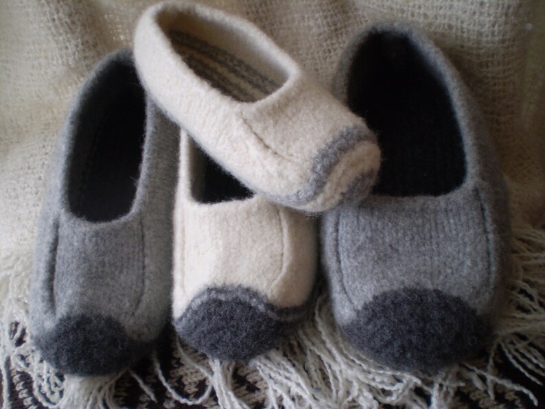 Knitting pattern for the felted Duffers slippers. Pattern has multiple sizes and width fittings. Instructions for knitting the slippers seamlessly or seamed. A simple quick pattern with only between 19 and 23 rows of knitting dependant on size.