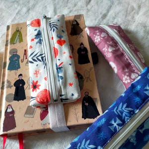 Trousse zippée avec marque-page élastique en tissu catholique