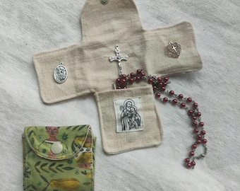 Pregaconme custodia portarosario con tasca disegnata che diventa altarino portatile con medagliette
