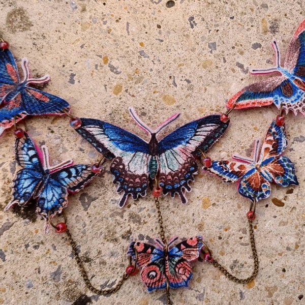 Magnifique coton papillon bleu et collier de feutre, avec des perles roses de verre