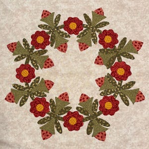 Puede incluir: Un diseño floral circular con flores rojas con centros amarillos, rodeadas de hojas verde oliva y acentos rojos estampados. El diseño está sobre un fondo color crema, creando un patrón decorativo en forma de corona.