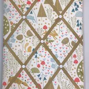 Quadro de avisos feito à mão em tecido florestal