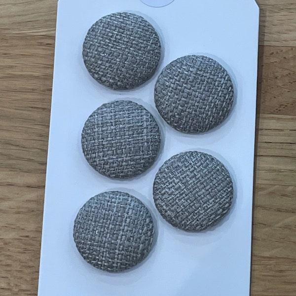 Boutons en tissu faits main dans un tissu gris